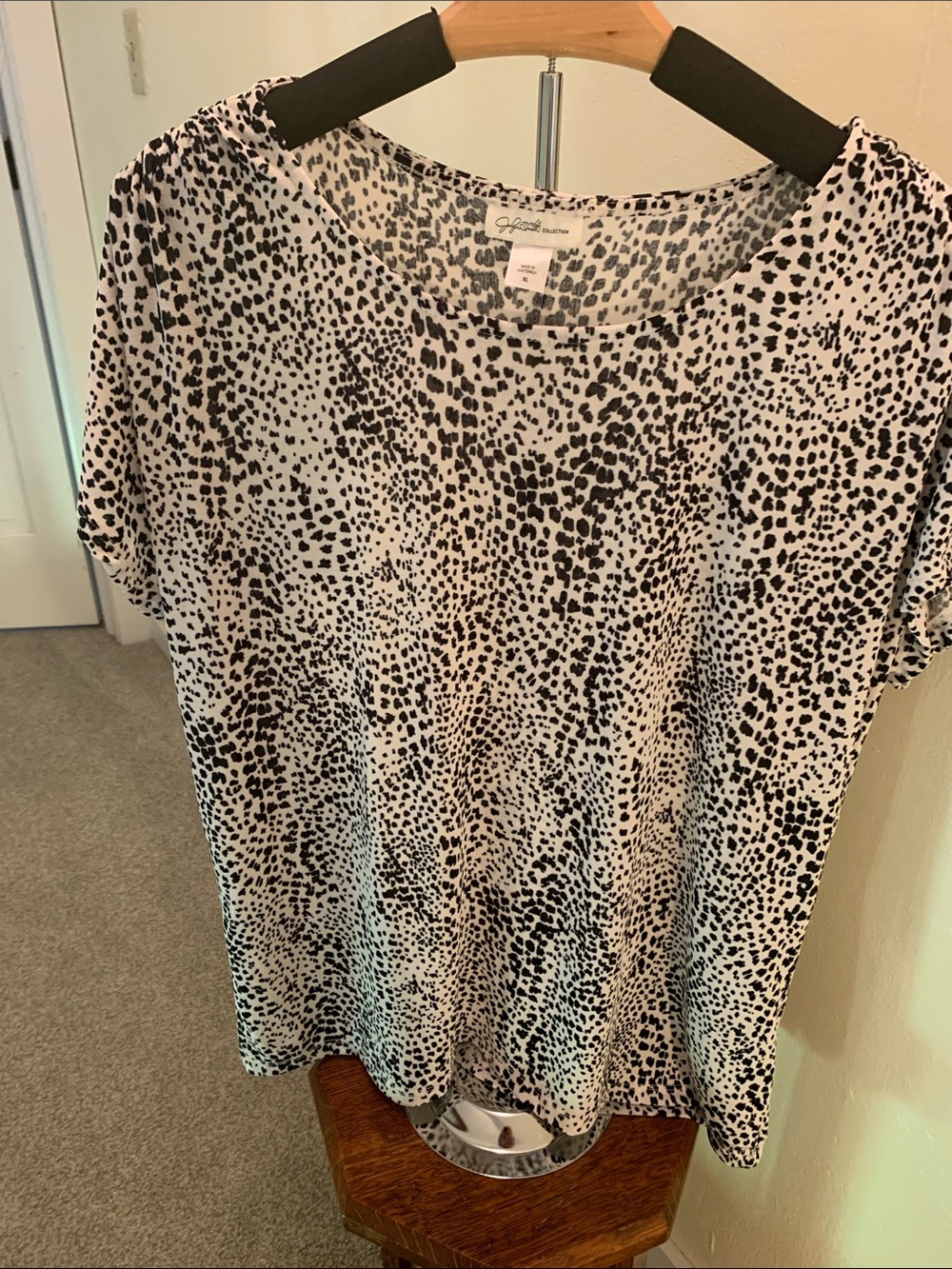 Jaclyn Smith Black & White Short Sleeve Animal-Spot Tee